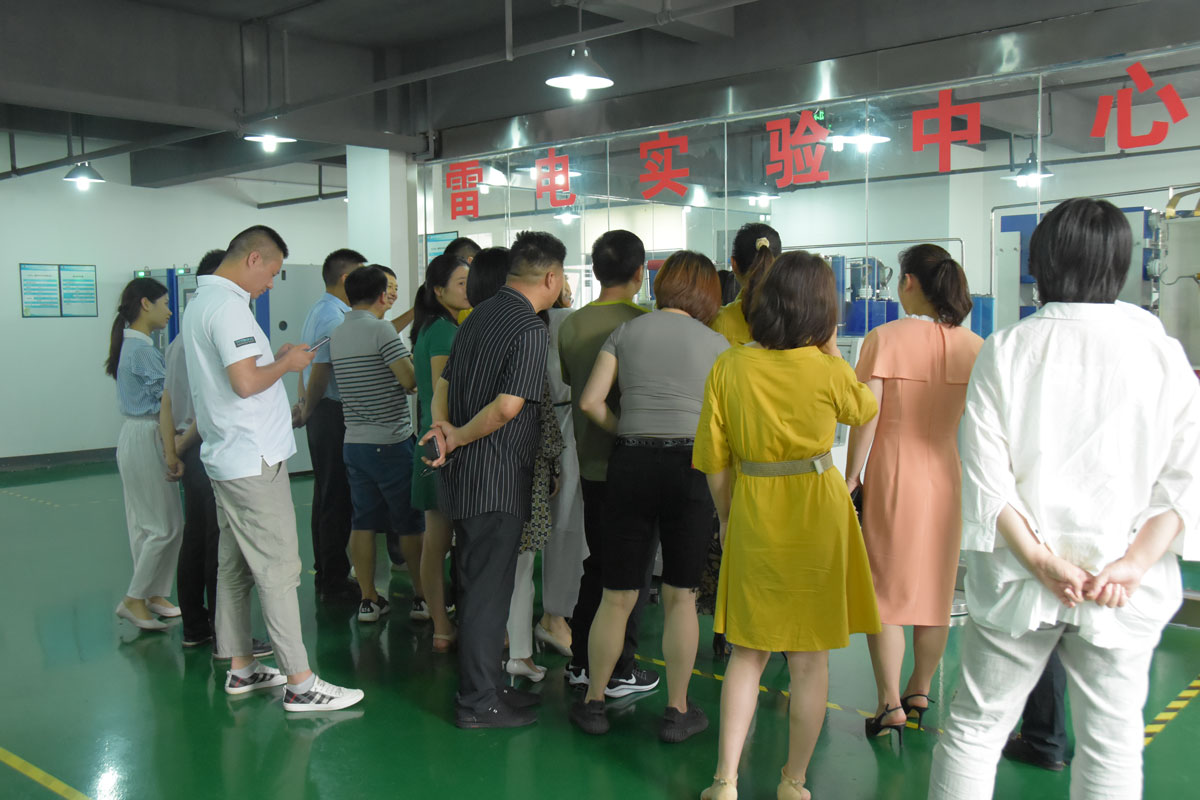 瑞士维多利亚大学MBA15-16班同学莅临开云官方注册防雷考察交流